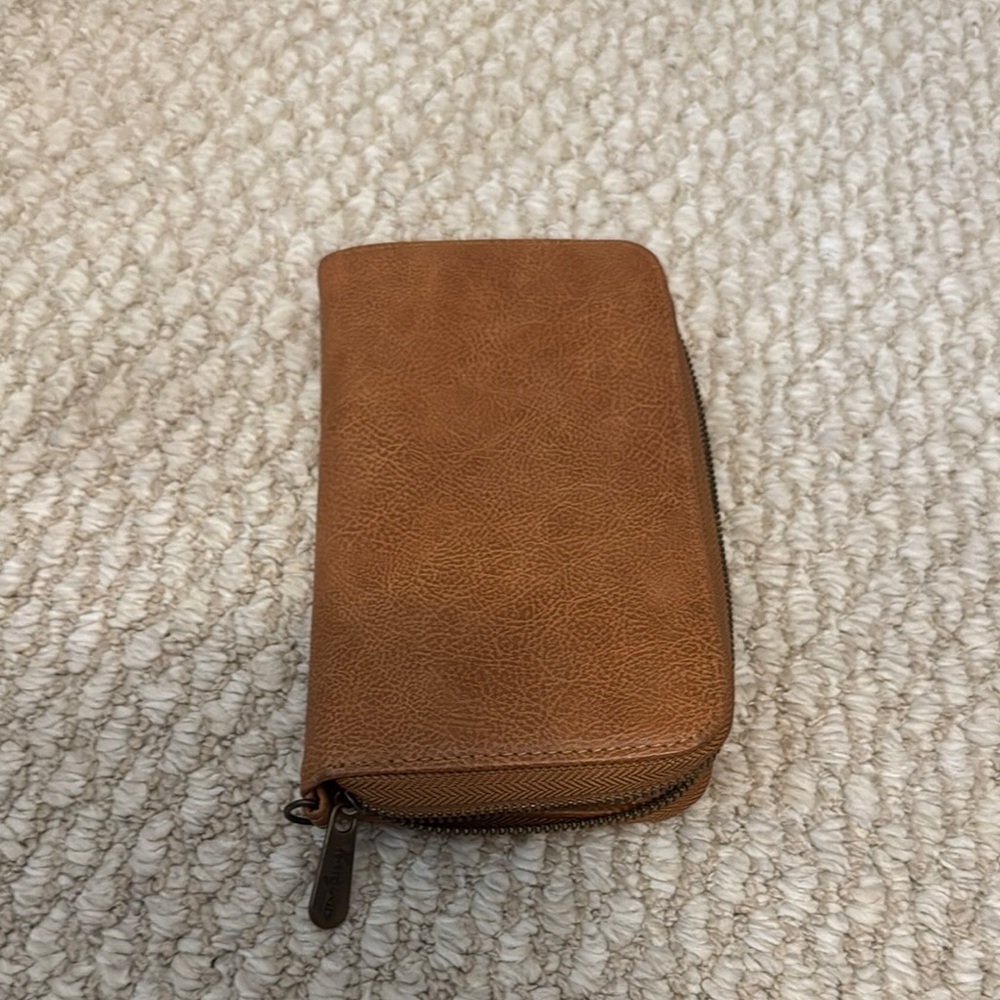 thirty-one Tan Wallet Compact Leather Design